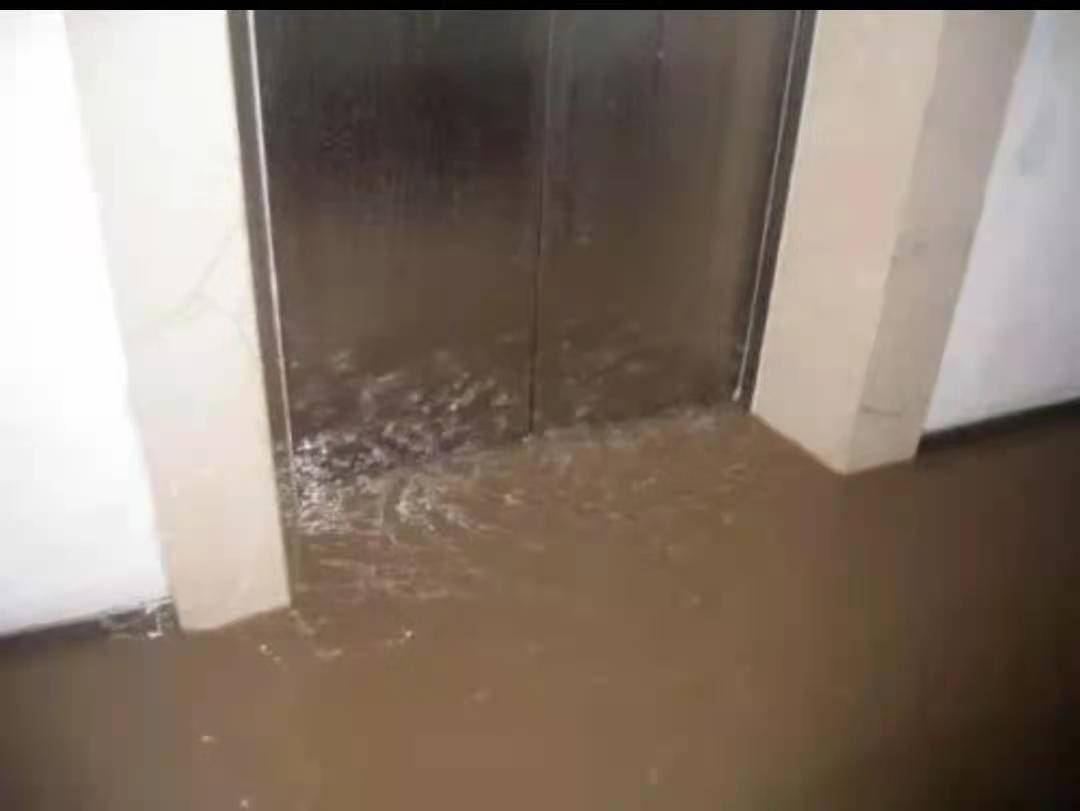 雨天，电梯进水怎么办？